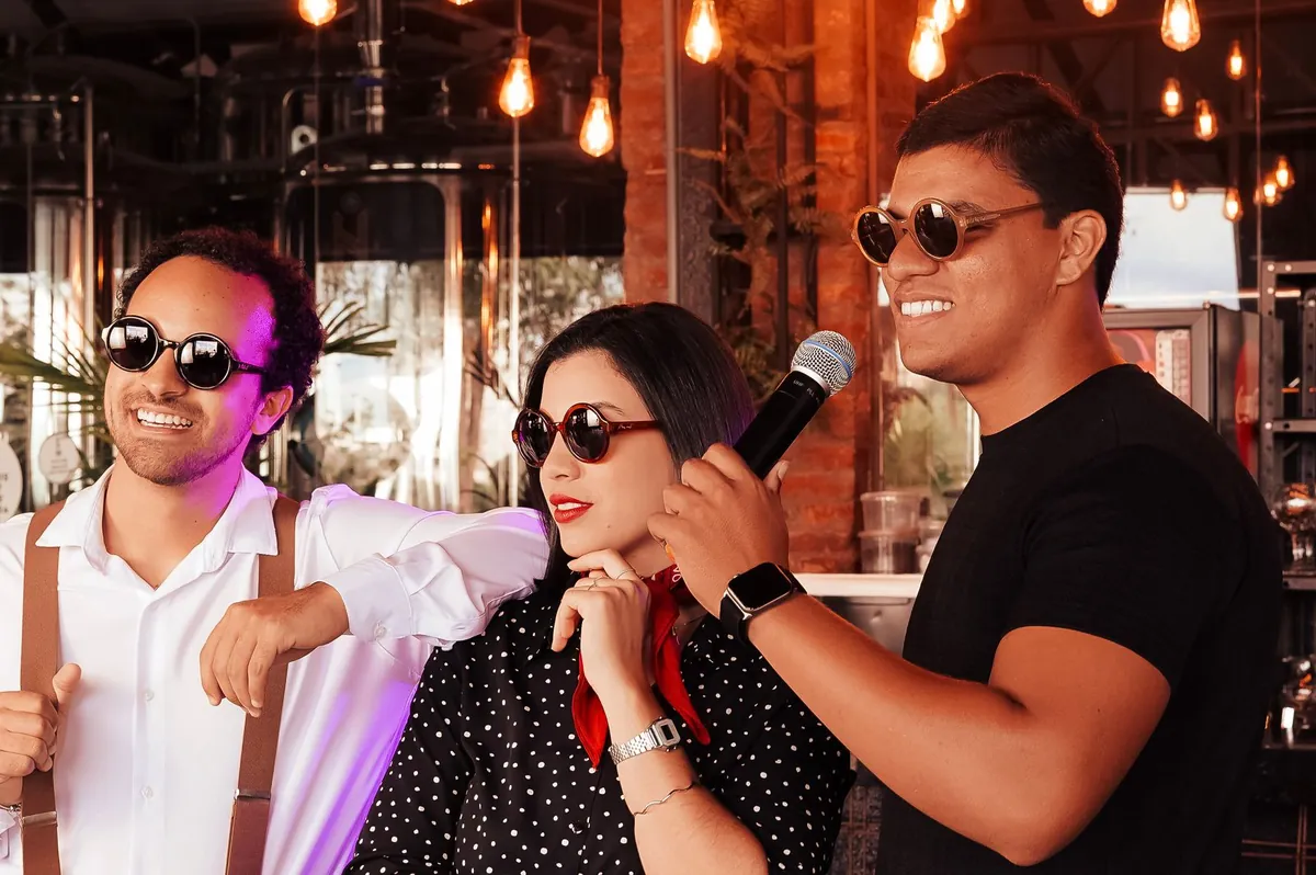 Přátelé zpívají karaoke na domácí párty